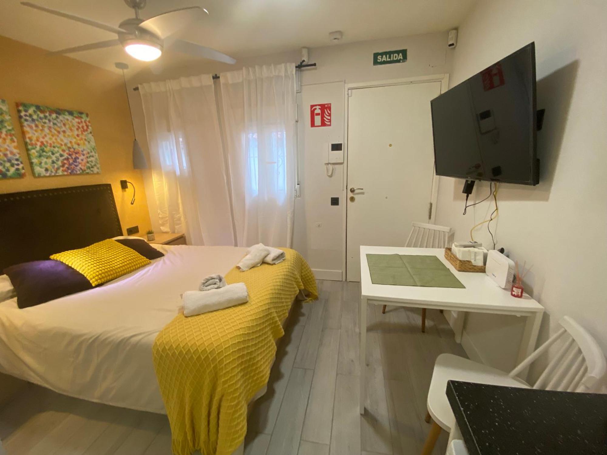 Studio, Cerca De El Rastro De Madrid Exteriör bild